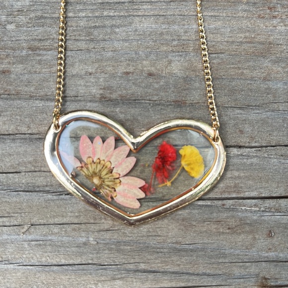 Handmade Real Pressed Dried Flower Botanical Resin Heart Necklace - Picture 15 of 16